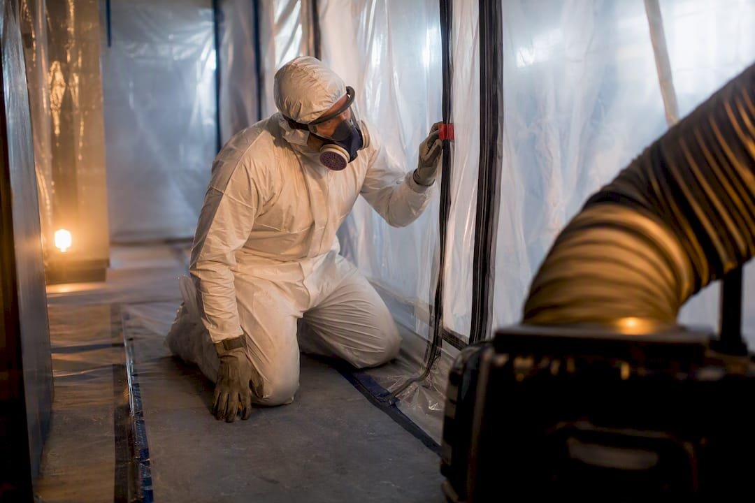 Sealed negative-pressure asbestos enclosure
